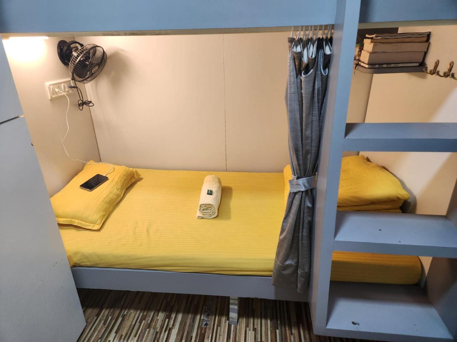 Sinhassan Dormitory Hostel Juhu Bombay Exterior foto